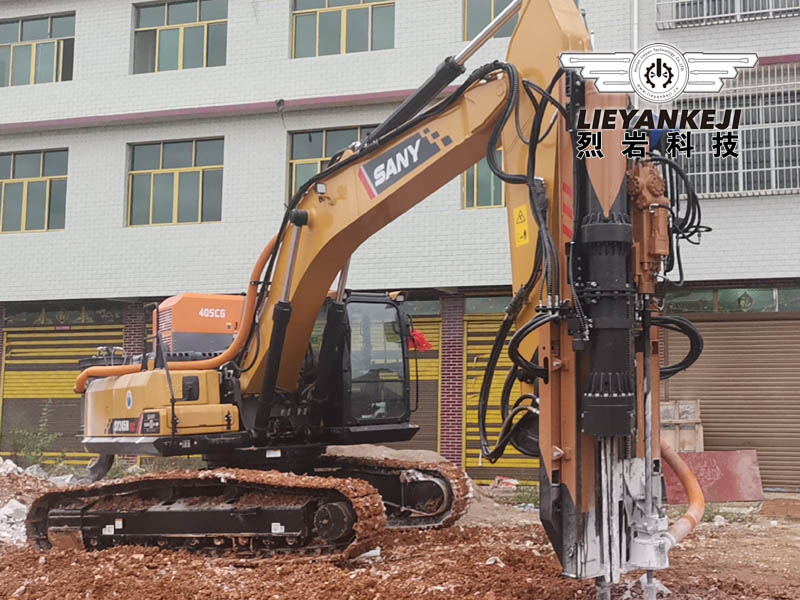 機(jī)載式液壓劈裂機(jī)福建地基開挖現(xiàn)場(chǎng)