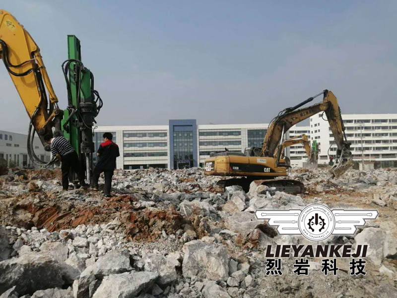 液壓劈石機(jī)應(yīng)用于永州經(jīng)濟(jì)開(kāi)發(fā)區(qū)建設(shè)